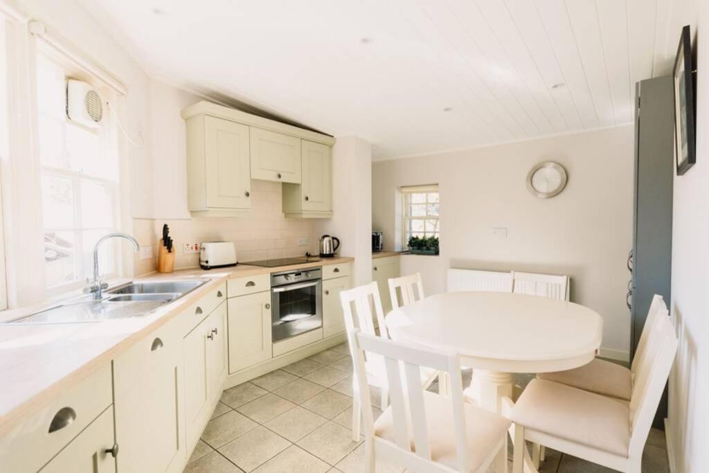Factors House - A Comfy Cottage In Countryside Park With Wifi And Access To Bar And Pool Perth Exterior photo