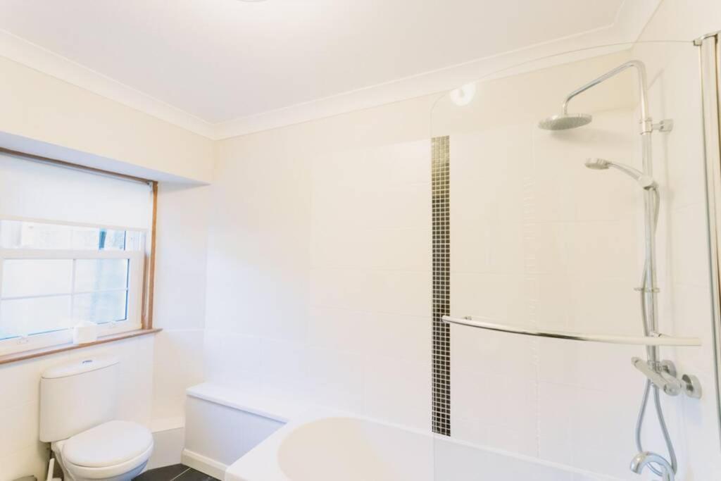 Factors House - A Comfy Cottage In Countryside Park With Wifi And Access To Bar And Pool Perth Exterior photo